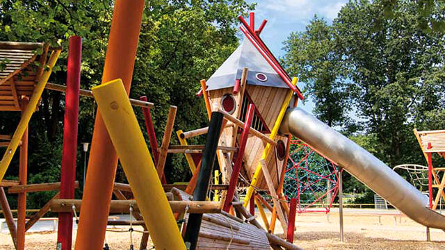 Schulhof Spielgeräte