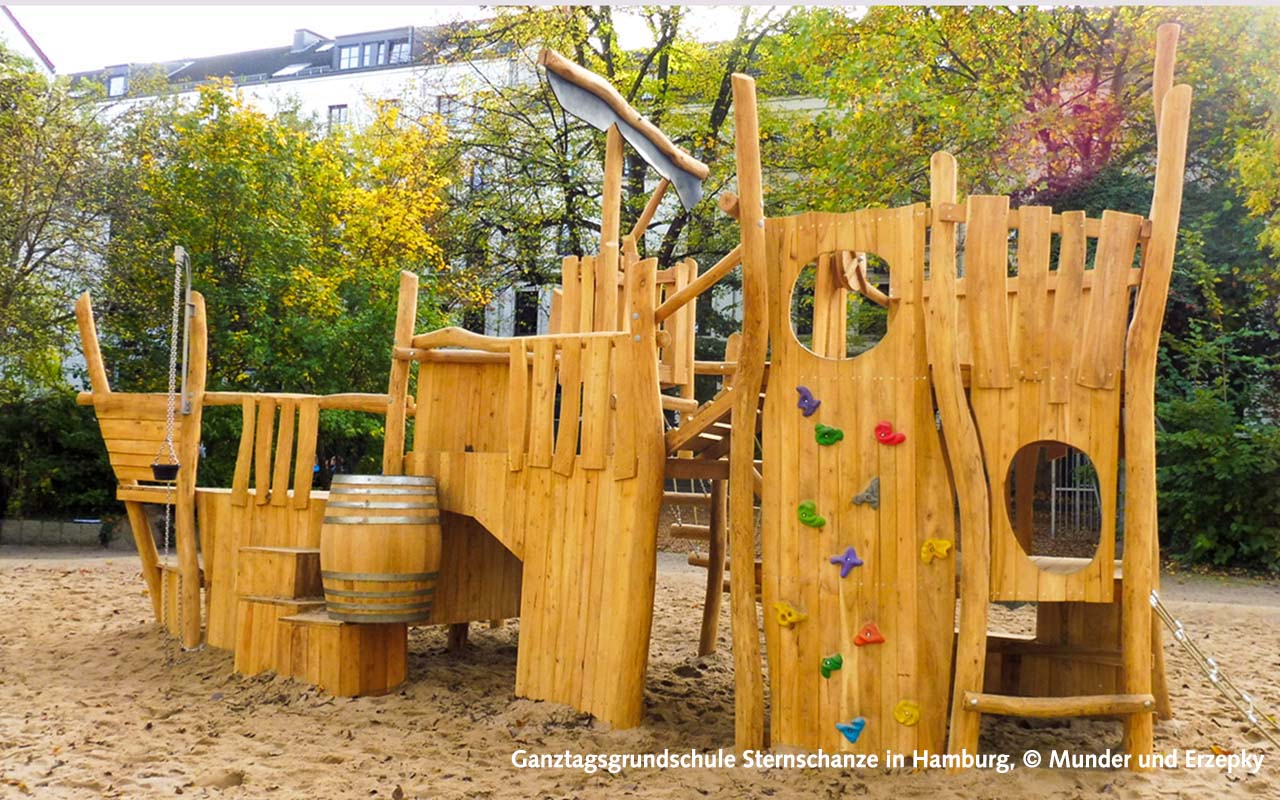 Spielturm Schulhof Spielgeräte