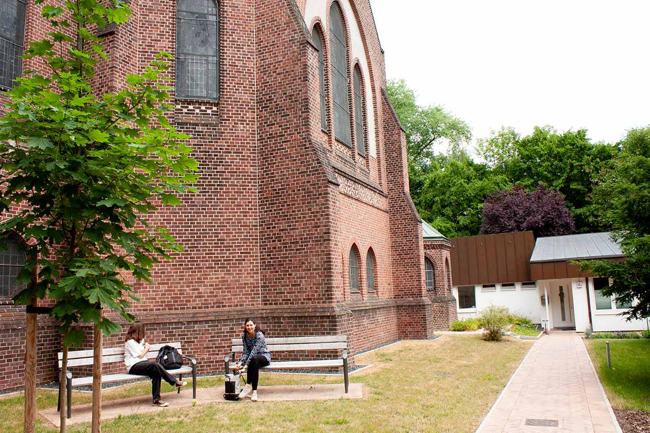 Kreuzkirche Wandsbek_Westseite Bank Kreuzkirche Wandsbek
