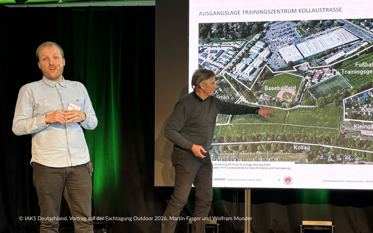 Martin Finger (FC St. Pauli) und Wolfram Munder präsentieren auf der IAKS Fachtagung 2026 das Nachwuchsleistungszentrum mit klimaangepassten Sportflächen