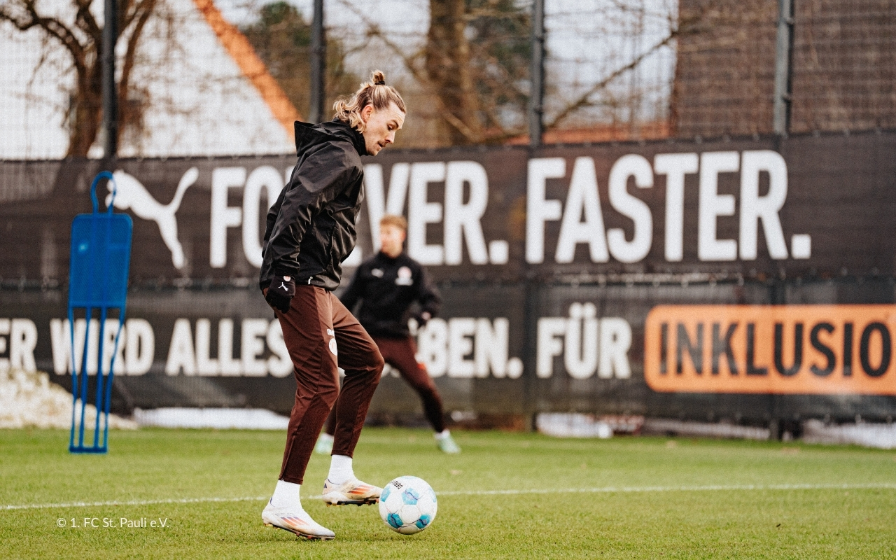 Training auf dem klimaangepassten Sportplatz des FC St. Pauli Trainingszentrums mit nachhaltiger Rasenplanung