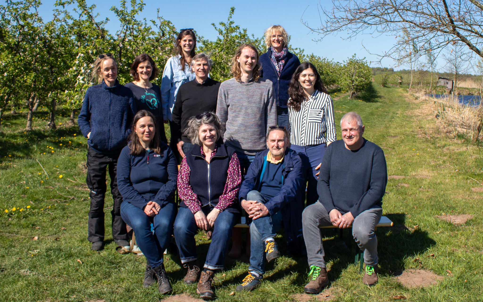 Das M+E-Team bei der Hofführung auf dem Bio-Obsthof Feldmann – Einblick in nachhaltigen Obstanbau im Alten Land