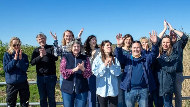 Das Team von Munder + Erzepky Landschaftsarchitekten beim Ausflug auf dem Bio-Obsthof Feldmann im Alten Land, April 2026