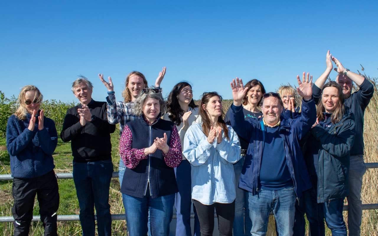 Das Team von Munder + Erzepky Landschaftsarchitekten beim Ausflug auf dem Bio-Obsthof Feldmann im Alten Land, April 2026