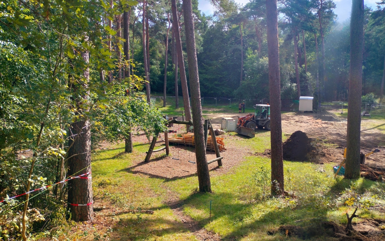 260928 Sanierung Waldspielplatz Klövensteen (2) Lichtung des Waldspielplatzes Klövensteen während der Sanierung