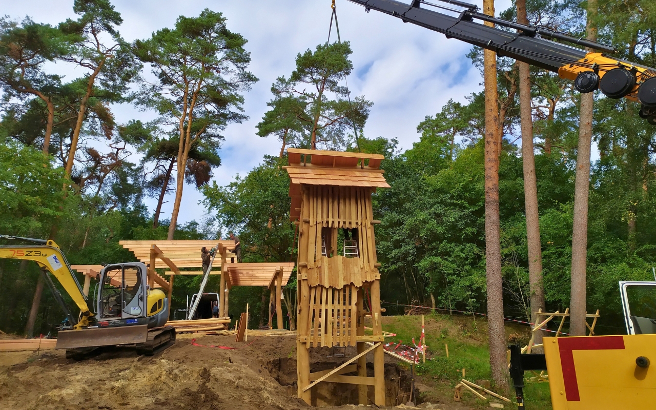 260928 Sanierung Waldspielplatz Klövensteen (5) Neuer Kletter- und Spielturm aus Holz wird auf dem Waldspielplatz Klövensteen montiert
