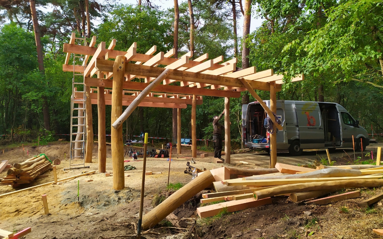 260928 Sanierung Waldspielplatz Klövensteen (6) Holzpavillon als Treffpunkt und Unterstand im Bau auf dem Waldspielplatz Klövensteen